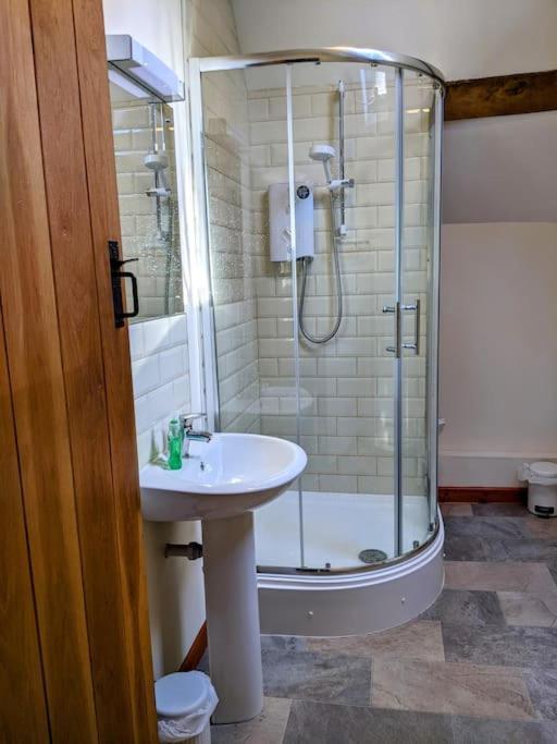 The Old Granary Farm Cottage Abergavenny Eksteriør billede