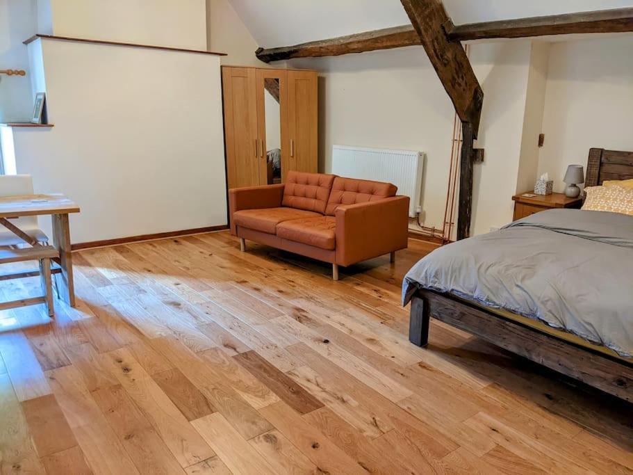 The Old Granary Farm Cottage Abergavenny Eksteriør billede