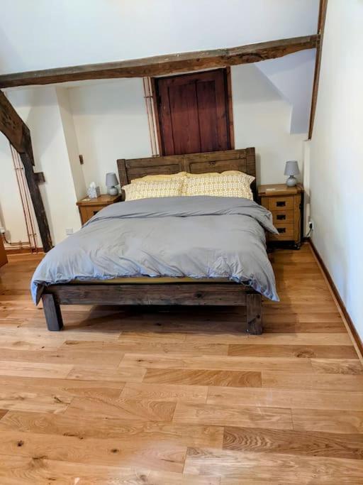 The Old Granary Farm Cottage Abergavenny Eksteriør billede